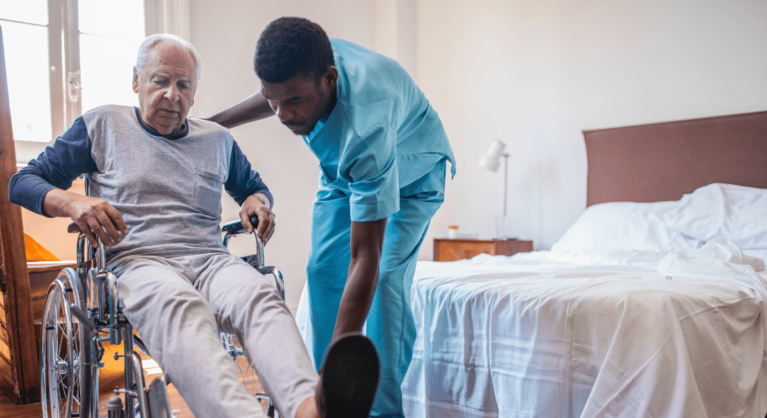 Pfleger hilft Patienten